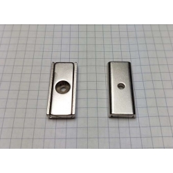 UM MPŁ 30x13,5x5 6/3,5  Uchwyt magnetyczny neodymowy płytkowy z otworem pod wkręt ze stożkiem.