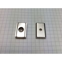 UM MPŁ 20x13,5x5 6/3,5  Uchwyt magnetyczny neodymowy płytkowy z otworem pod wkręt ze stożkiem.