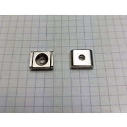 UM MPŁ 10x13,5x5 6/3,5  Uchwyt magnetyczny neodymowy płytkowy z otworem pod wkręt ze stożkiem.