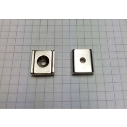 UM MPŁ 15x13,5x5 6/3,5  Uchwyt magnetyczny neodymowy płytkowy z otworem pod wkręt ze stożkiem.
